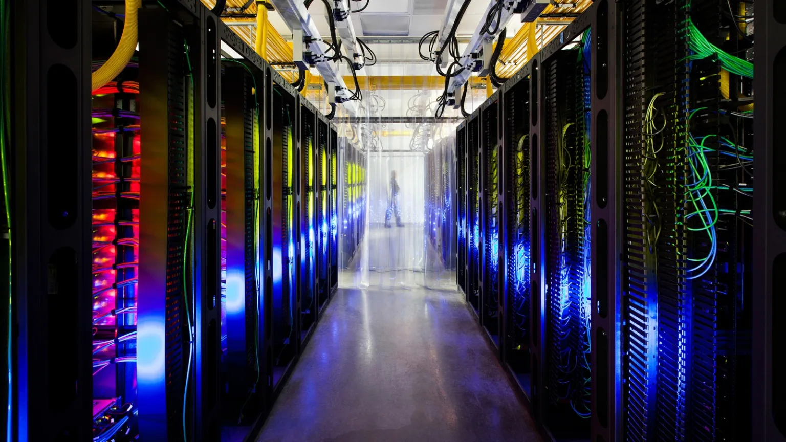 OpenAI, Anthropic ve Google, yapay zekâ siber saldırılarına karşı ortak mektup yayımladı Google Council Bluffs veri merkezi ağ odası