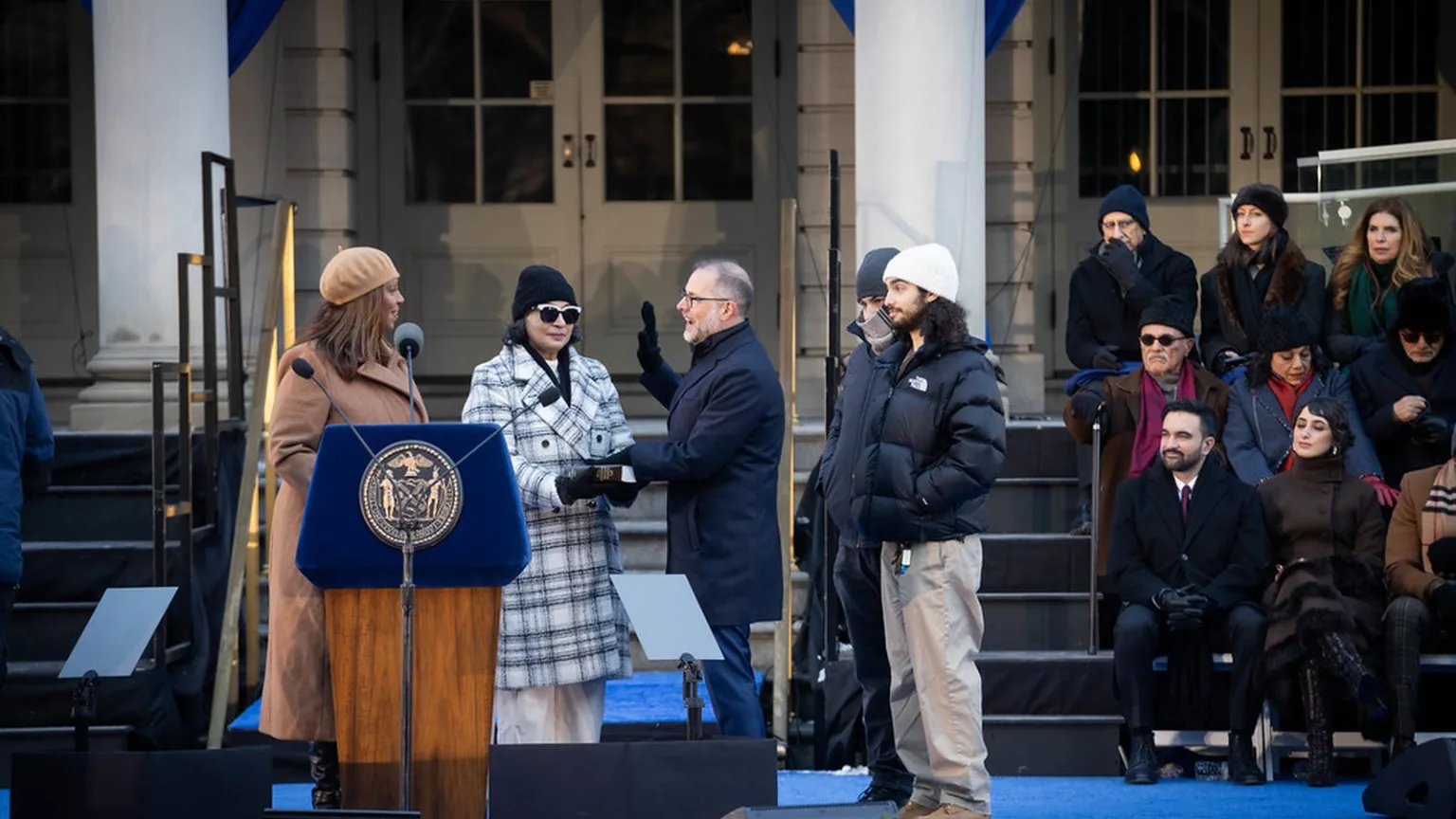New York’un teslimat yasası Amazon’un taşeron modelini değiştirebilir New York Belediye Başkanı Zohran Mamdani City Hall göreve başlama töreninde