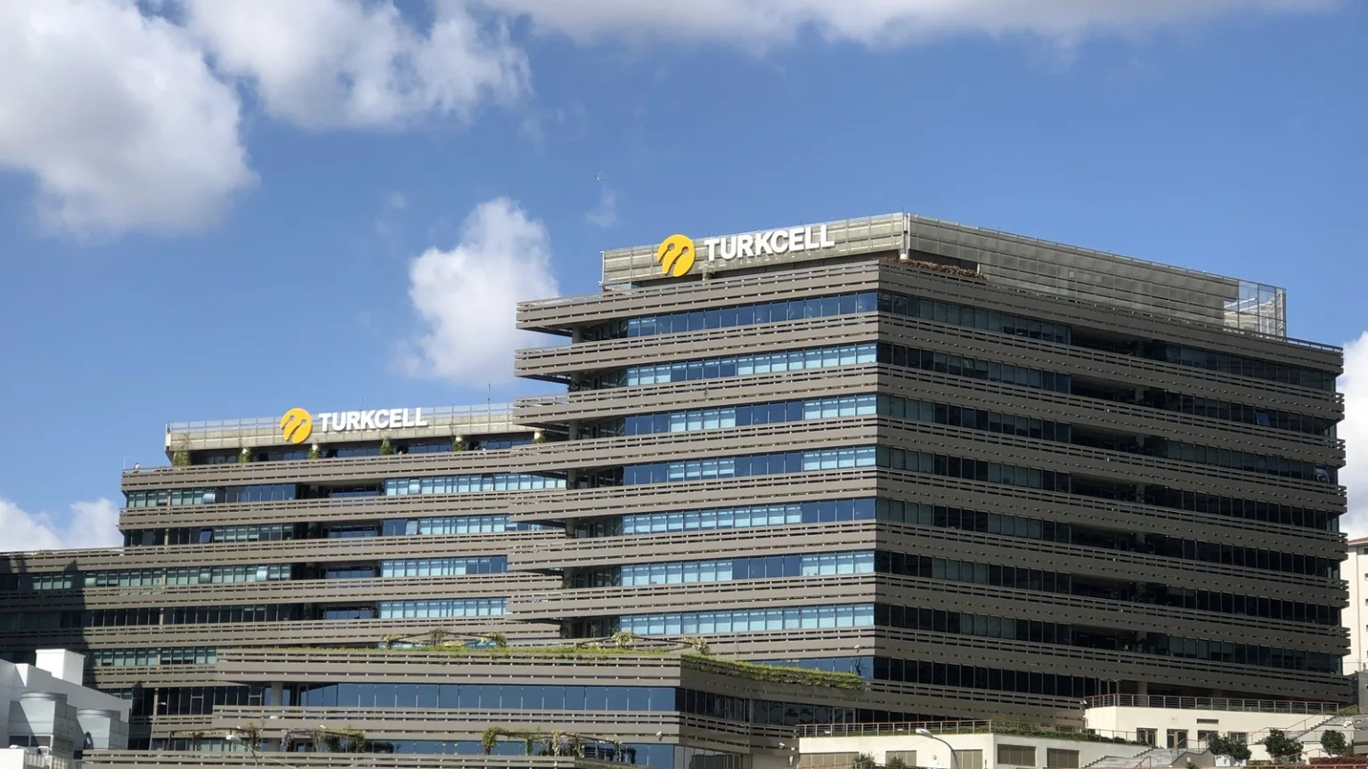 Turkcell ikinci çeyrekte 5,2 milyar TL net kâr açıkladı Turkcell Küçükyalı Plaza genel müdürlük binası ve Turkcell tabelası