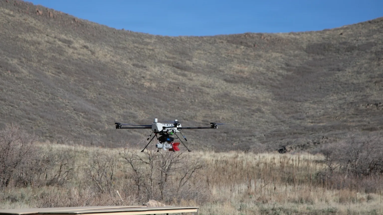 ABD, belirli dronlara ve bazı kritik bileşenlere yüzde 100 tarife getirdi ABD tarifelerinin kapsadığı drone sınıflarını temsil eden bir quadcopter