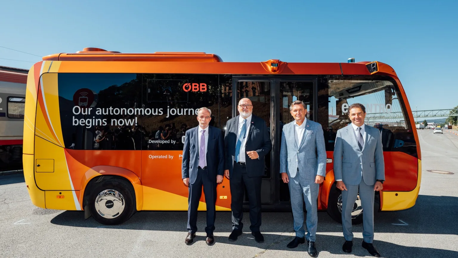 Otokar’ın otonom e-Centro’su Avusturya’da yolcu testine başladı ÖBB Postbus renklerindeki Otokar otonom e-Centro otobüsü önünde proje temsilcileri
