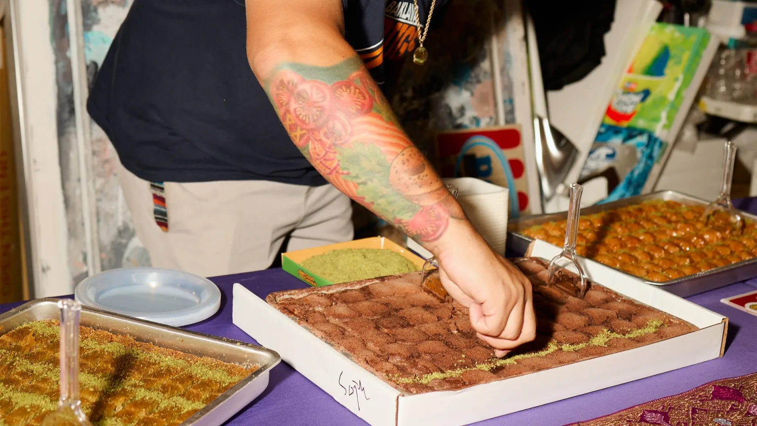 New York’un ‘Baklava Guy’ı Gaziantep baklavasını sokakta markalaştırdı New York'un 'Baklava Guy'ı Gaziantep baklavasını sokakta markalaştırdı