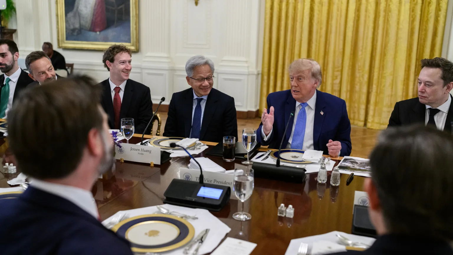 Trump ve altı teknoloji lideri yapay zekâ denetim anlaşması imzaladı