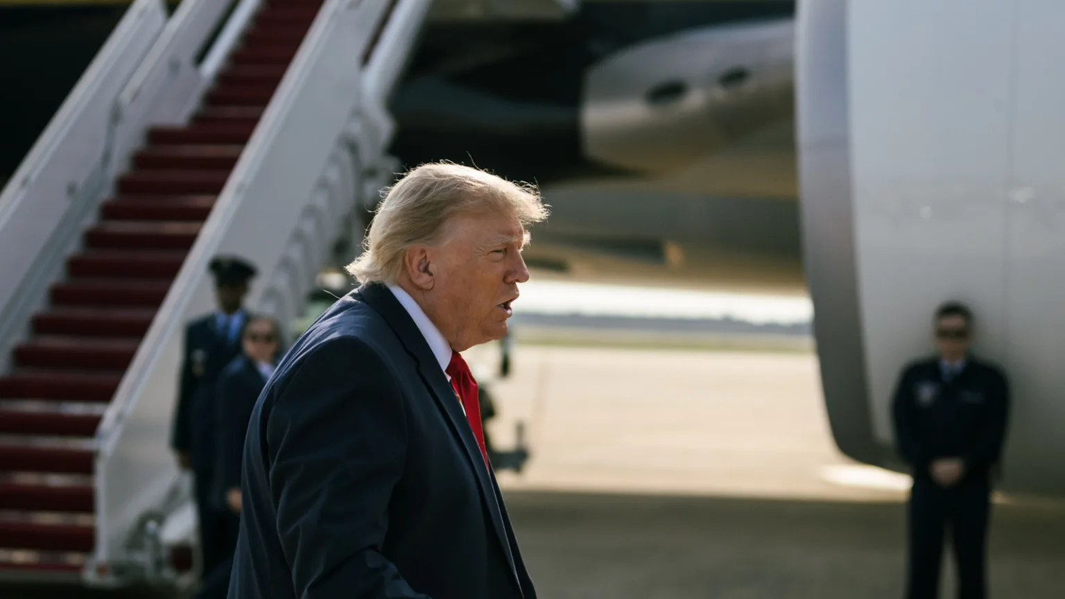 Trump, yapay zekâda yavaşlama çağrısını reddetti: “Yapay zekâyı kim kazanırsa o kazanır”