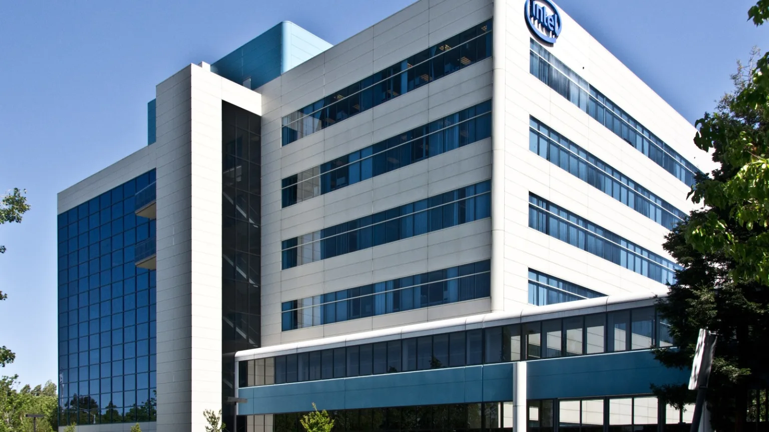 Intel'in dördüncü çeyrek rehberi 15-16 milyar dolara indi: PC tarafı bellek fiyatlarıyla sıkıştı