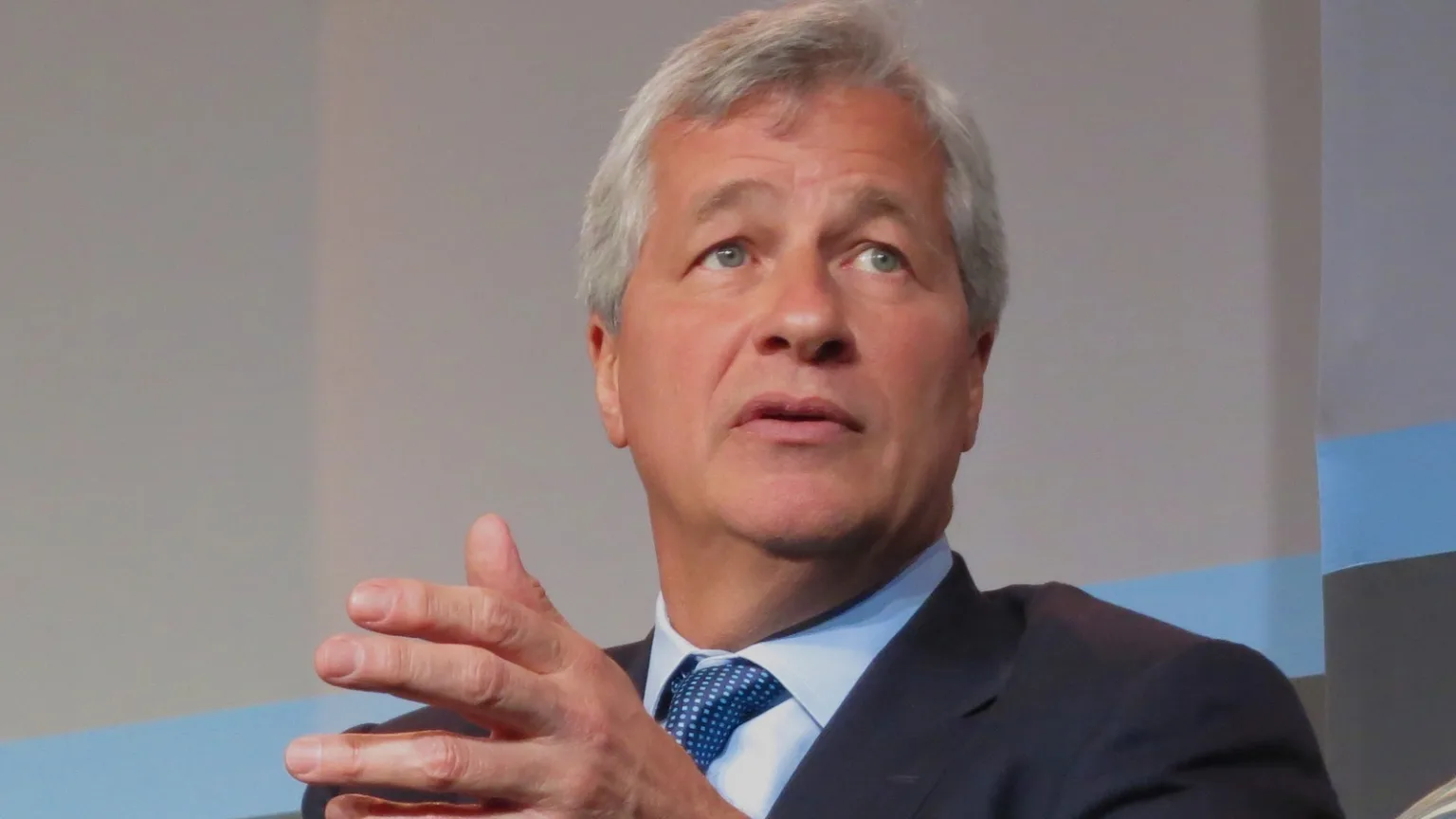 JPMorgan, dış yapay zekâ ajanlarını müşteri hesaplarında çalıştırmıyor JPMorgan, dış yapay zekâ ajanlarını müşteri hesaplarında çalıştırmıyor