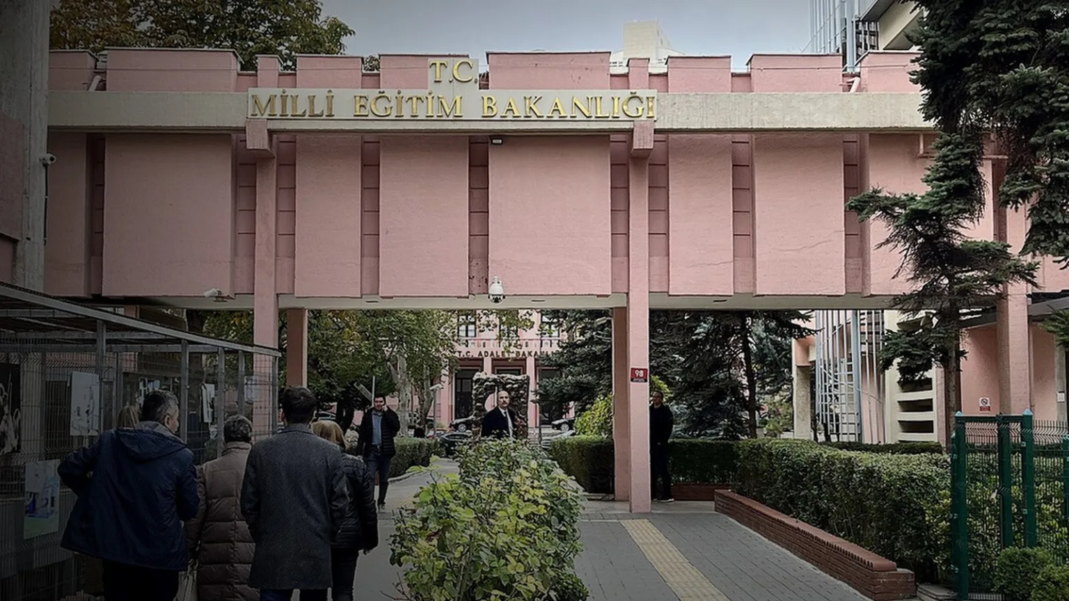 MEB çocuklara zararlı içerik için Meta’ya dava açmayı değerlendiriyor MEB çocuklara zararlı içerik için Meta'ya dava açmayı değerlendiriyor